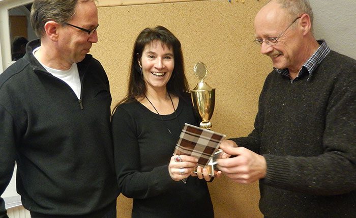 Christine Roth wurde Sportlerin des Jahres. Pokalübergabe durch Dieter Klose und Robert Mayer